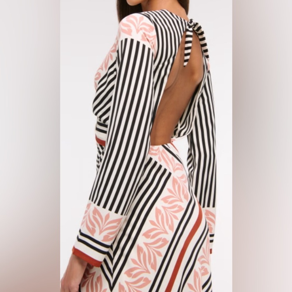 Abercrombie & Fitch Long-Sleeve Abstract Floral Twist-Front Maxi Dress: Petite M - Picture 5 of 10